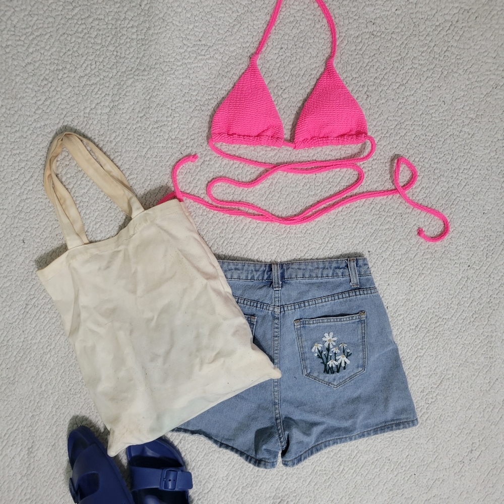 adorable jean shorts flower pocket embroidered applique. size xs